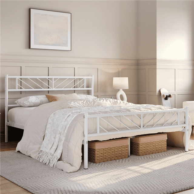 Yaheetech Lit Plateforme en Métal avec Tête et Pied de Lit au Motif de Flèches, Double, Blanc. Ce Cadre de Lit Moderne Minimaliste Présente une construction en Métal Blanc durable Enduit de Poudre avec une silhouette Propre et des accents au Motif de Flèches sur la Tête et le Pied de Lit. le Design de la Plateforme Élimine le Besoin d'Un Sommier, avec 12 Lattes Espacées de 5 à 5,5 Pouces pour un Soutien optimal du Matelas. le Lit Offre un Espace de Rangement sous le Lit, Convient pour Organiser des Articles comme des Bagages Ou des Paniers. Présenté dans un Décor de Chambre Douillet avec