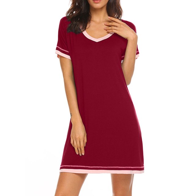 Robe de Nuit pour Femme Pyjama en Coton rose Rouge, Conçue avec des Manches Courtes et un Col Rond. Cette Chemise de Nuit Ample Est Fabriquée à Partir d'Un Doux Mélange polyester-spandex, Offrant Confort et Respirabilité pour les Vêtements de Nuit d'Été Ou les Détente Décontractées. Comprend une Bordure rose Pâle sur les Manches et l'Ourlet pour Plus de style.