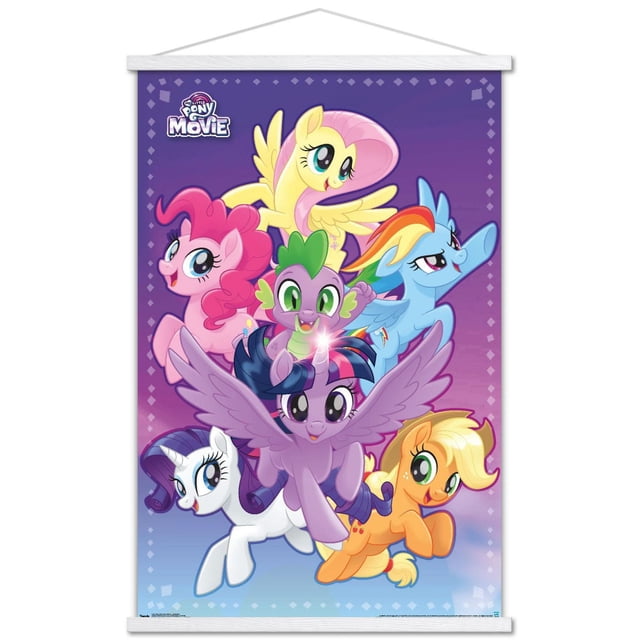 Hasbro My Little Pony Film - Affiche Murale d'Aventure, 14,725 Pouces x 22,375 Pouces, Mettant en Vedette Sept Personnages Colorés My Little Pony, Dont une Alicorne Violette avec Corne Lumineuse, Pégase Jaune, Poney de Terre Rose, Pégase Bleu avec Crinière Arc-en-Ciel, Licorne Blanche, Poney de Terre orange avec Crinière blonde, et un Petit dragon Vert et Violet sur un Fond Dégradé Violet avec Motifs de Losanges, Imprimée sur Papier d'Affiche Lustré avec Tringles Blanches, Convient