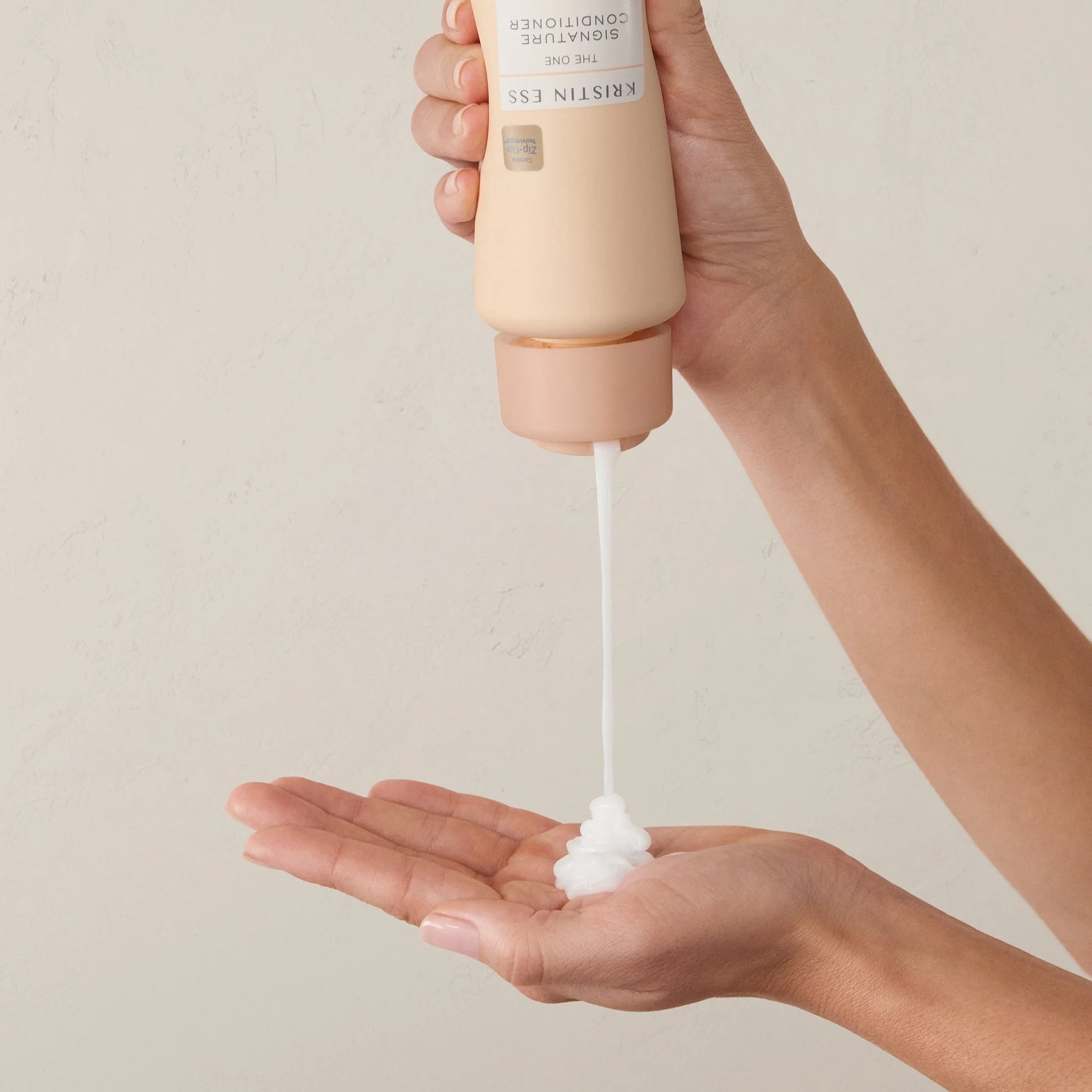 Kristin Ess Cheveux Revitalisant Signature Unique pour Cheveux Secs et Abîmés, Hydrate, Lisse + Adoucit les Cheveux Secs, Sans Sulfates + Sûr pour la Couleur