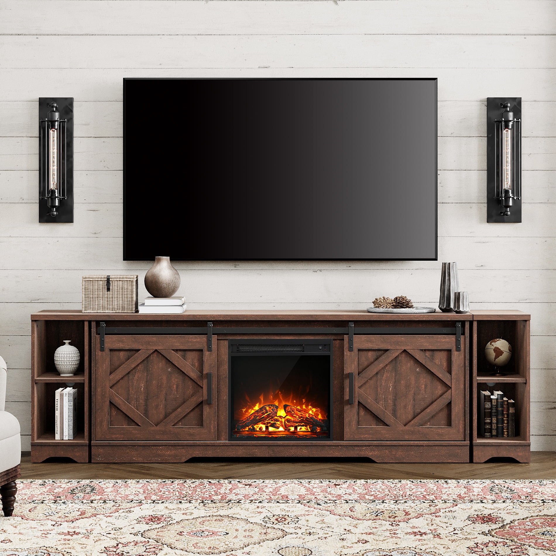 WAMPAT Meuble Télé Style Ferme avec Foyer, Design Moderne de Porte de Grange, Console Multimédia en Bois, Armoire de Rangement pour Télé de 100 Pouces, Centre de Divertissement pour Salon, Brun
