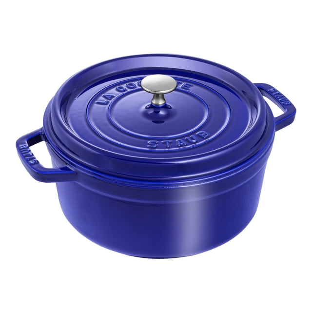 STAUB La Cocotte Cocotte Ronde en Fonte de 3,7 L Bleu Foncé, une Cocotte Haut de Gamme avec un Diamètre de 24 cm et une Capacité de 3,7 L. Dotée d'Une Construction en Fonte Robuste avec une Finition en Émail Lisse et un Couvercle Ajusté avec Pointes Intérieures pour l'Arrosage Automatique. Comprend un Bouton en Acier au nickel et des Poignées Ergonomiques pour un transport Facile. Convient à Toutes les Cuisinières, Y Compris l'Induction, et Va au Four jusqu'à 900 °F Sans le Couvercle. Idéale pour Braiser, Cuire