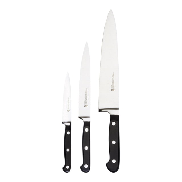 HENCKELS Classic Ensemble de 3 Couteaux Comprenant un Couteau de chef, un Couteau à Trancher et un Couteau d'Office. Chaque Couteau Est Fabriqué en Acier Inoxydable Allemand de Haute Qualité avec une Lame de Précision à Bord Fin pour une Tranchant Durable. les Couteaux Ont une Pleine Soie, Manche Triple Riveté pour l'Équilibre et la Durabilité. Fabriqué en Espagne, Cet Ensemble Convient à Diverses Tâches de Cuisine comme Hacher, Trancher et Émincer.