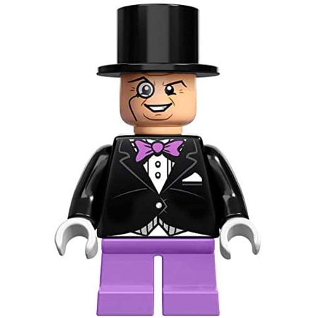 LEGO Batman Superhéros : Minifigurine Classique de Pingouin Gros Plan Centré sur le devant d'Une Très Petite Minifigurine de Moins de 2 Pouces de Hauteur Montrant un Torse de Smoking Noir Imprimé avec Détail de Gilet Violet, Nœud Papillon Imprimé, Tête en Chair Claire avec monocle et Moustache, Haut-de-Forme Gris et Accessoire de Parapluie Noir Court Séparé sur un Fond Blanc Clair; Emballé dans un polybag Transparent Tel Qu'énuméré, Souvent Utilisé pour l'Exposition de Minifigurines Ou des dioramas Thématiques.