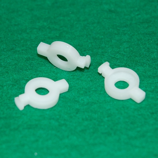 Yamaha Valve de Trompette, Piston, Guide, Cornet, Corne d'Alto, Trombone, Autres instruments en Laiton, Ensemble de 3 Affichés sur une surface Verte. Ces Pièces de Rechange Blanches Sont Compatibles avec les instruments en Laiton Yamaha, Y Compris Trompettes, cornets, Cornes d'Alto et trombones. Idéal pour l'Entretien et la Réparation d'Instruments en Laiton.