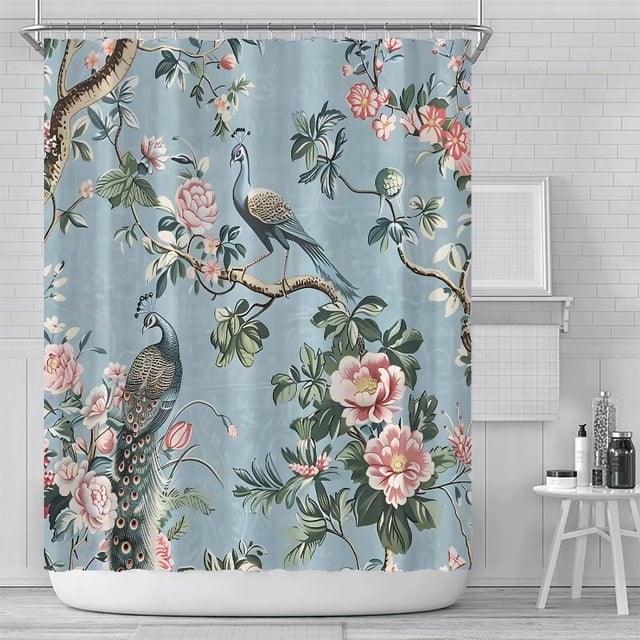 PANDACO Rideau de Douche en Tissu Crest (180 cm x 180 cm) (72 Pouces x 72 Pouces) Exposé dans un Décor de Salle de Bain. le Rideau Met en Valeur un design vibrant avec des Paons Perchés sur des branches Entourés de Motifs Floraux Roses et Verts sur un Doux Fond Bleu. Parfait pour la Déco de Salle de Bain, Il Est Fabriqué avec un Tissu Résistant à l'Eau, des Oeillets en Acier Inoxydable Résistants à la Rouille, et Comprend des Crochets de Rideau de Douche en Plastique. Aucune Doublure Séparée n'Est Requise.