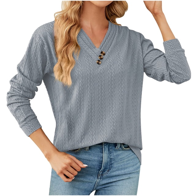 Hauts à Manches Longues pour Femmes Aguichant Décontractés en Gris, avec un design à Col en V avec Boutons Décoratifs et Tissu Texturé. Matériau en polyester Léger et Respirant Convenant au Printemps et à l'Été. Idéal pour les occasions Décontractées, Style avec jeans Bleus. Mots-Clés : Chemisiers pour Femmes, Hauts Décontractés.
