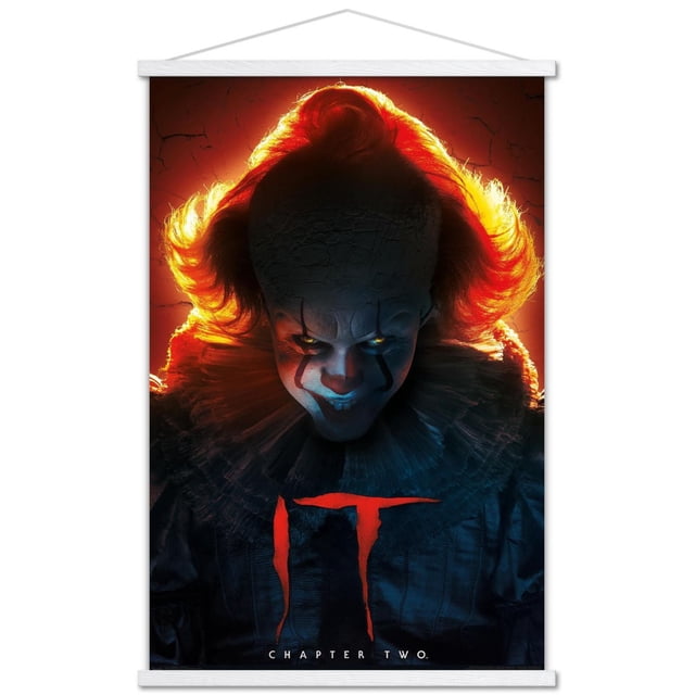 IT : Chapitre 2 - Affiche Murale « Evil Glow », 22,375 Po x 34 Po Représentant une Figurine Sombre aux Cheveux Rouges Lumineux Rétroéclairée sur Fond orange Fissuré, Portant un Col à Volants et un costume Sombre, avec le Titre « IT » Rouge et le Texte « Chapitre Deux » Ci-Dessous, Convient à la Déco Maison Ou aux Fêtes à Thème.