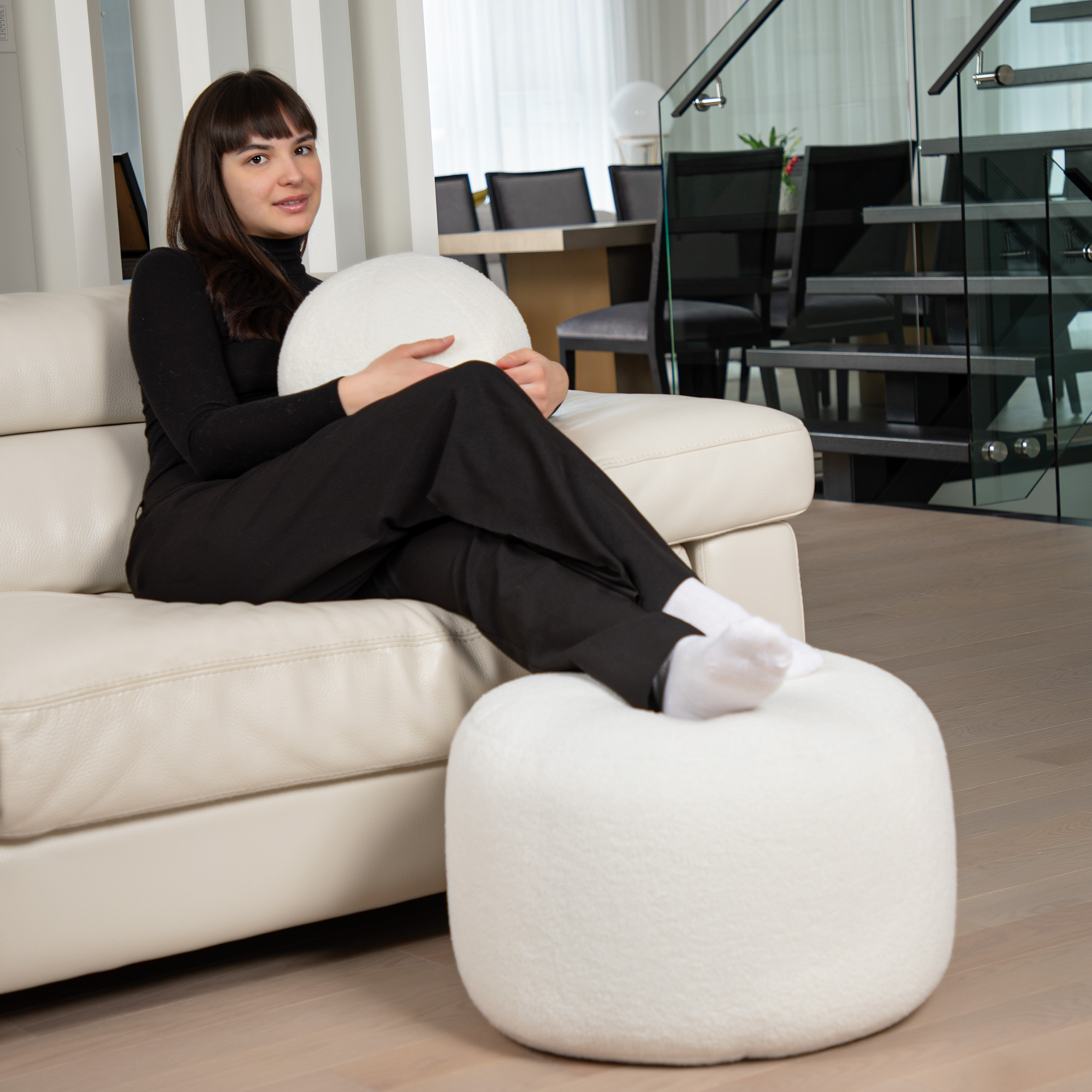 Gouchee Home Dotcom Woolly Bouclé – Pouf rond moderne avec rembourrage en polystyrène haute densité – Polyester doux et texturé pour salon ou bureau