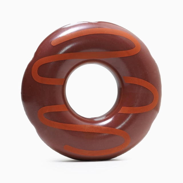 Hugsmart Jouet en Caoutchouc TPR pour Chien en Forme de Beigne au Chocolat, Montré Orienté vers l'Avant avec une Forme Ronde de Beigne Brun Chocolat et un Motif Tourbillon orange, Comprenant une Couche Supérieure Rebondissante Qui Couine et un Fond durable pour Mâcher, Idéal pour l'Achat et le Transport par les Chiens.