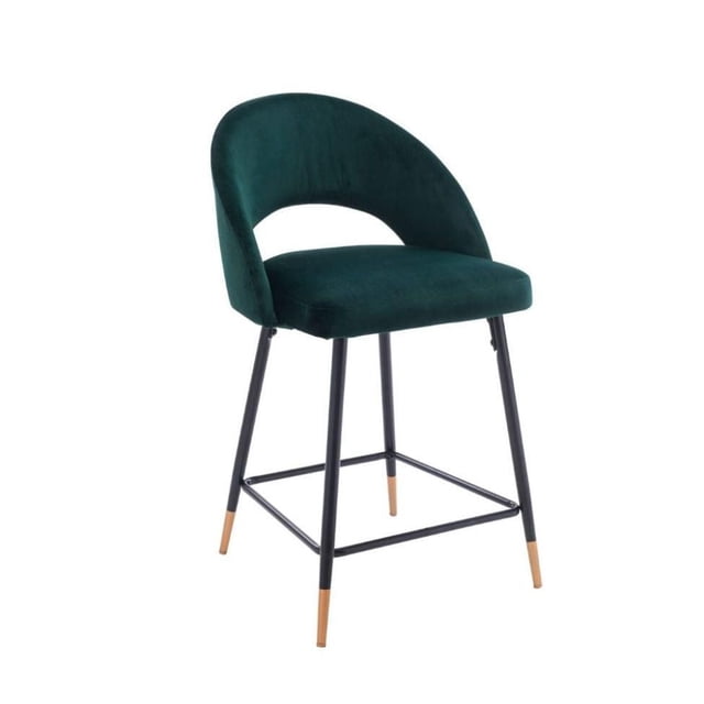 Tabouret de Comptoir en Velours STOOL de Couleur Verte avec Dossier Courbé et Bas Ouvert, Rembourré en Tissu de Velours Vert. Il a Quatre Pieds en Métal Noir avec Capuchons Ton Or et Repose-Pieds Carré en Métal, Idéal pour les Sièges de Cuisine et de Salle à Manger. Utilisé Souvent comme Siège Stylé pour les bars à la Maison.