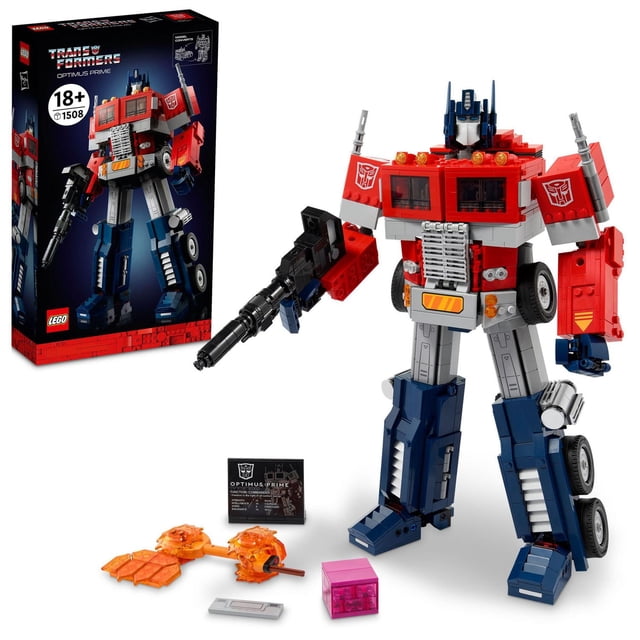 LEGO Icons Optimus Prime 10302 Transformers Figurine en mode robot avec Briques Rouges, Bleues et Grises, Tenant un Lanceur d'Ions Noir, Debout à Côté d'Accessoires Incluant une Hache Énergon orange, un cube Énergon Rose Translucide, une plaque d'Exposition avec les Faits Optimus Prime, et la Boîte de Produit Présentant le Modèle Assemblé et la Marque.