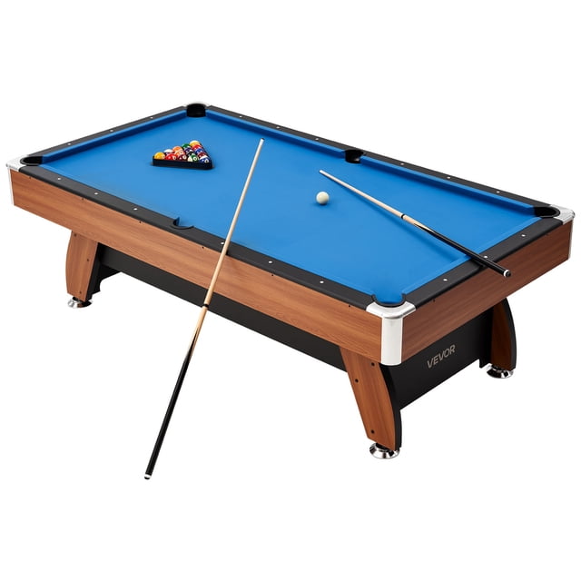 VEVOR Table de Billard, Table de Billard portable de 8 Pi avec Fini Bois et Tissu Bleu, avec Pieds Ajustables pour la Stabilité. la Table Comprend un Ensemble Complet d'Accessoires : Balles de Billard, Deux Bâtons de Queue, une Grille Triangulaire, des Craies et une Brosse. la Table Est Présentée sous une Vue Orientée vers l'Avant avec des Queues et des Balles Disposées sur la surface de Jeu. Conçue avec un Cadre en MDF Robuste et une surface en Feutre de Qualité Supérieure, Elle Convient aux Salles de Jeux, sous-Sols Ou Bureaux.