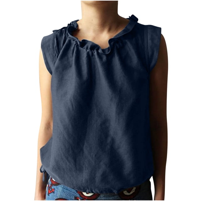 Yuyuzo Camisoles pour Femmes en Coton et Lin à Volants, Blouses à Col Rond avec Cordon, Chemises Estivales Habillées et Décontractées. Ce Haut Sans Manches Présente un Tissu Coton-Lin Bleu Marine avec une Encolure Ras du Cou à Volants et un Ourlet à Cordon pour un Ajustement Réglable. la Matière Légère et Respirante Assure le Confort, le Rendant Adapté aux Sorties Estivales Décontractées Ou à la Superposition. le Modèle Est Montré Portant le Haut Assorti à des Bas à Motifs.