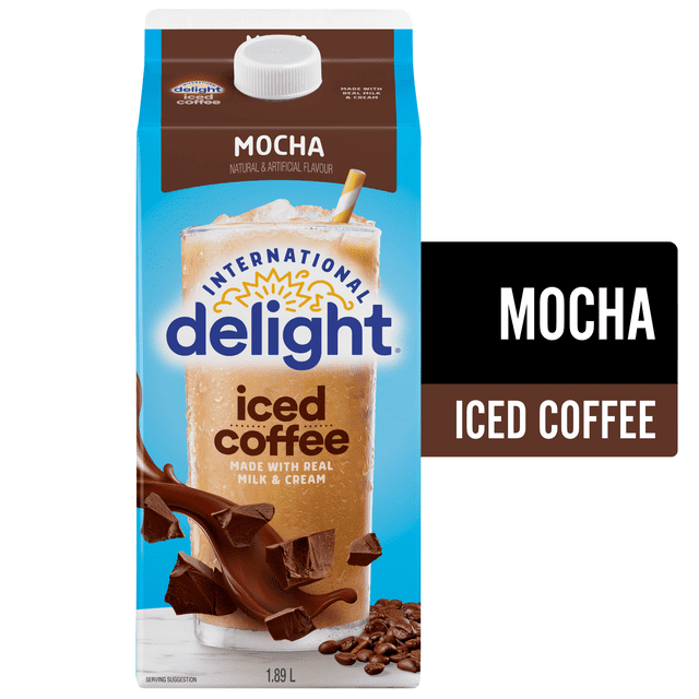 International Delight Café Glacé Moka 1,89 L carton avec une Vue de devant d'Un Verre Rempli de Café Glacé Crémeux, de Glaçons et d'Une Paille Rayée, Entouré de Morceaux de Chocolat et de Grains de Café sur une surface Blanche avec un Fond Bleu, Fait avec du Vrai Lait et de la Crème.