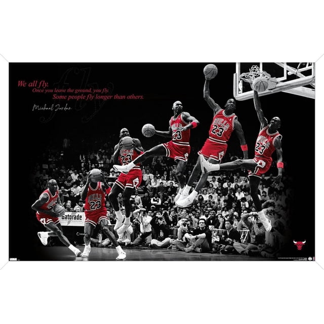 Michael Jordan - Affiche Murale Fly, 22,375 Pouces x 34 Pouces Encadrée Présente un Arrière-Plan Noir et Blanc avec une Séquence de Michael Jordan à Chicago Bulls Maillot Rouge Numéro 23 Effectuant un dunk de basketball en six Étapes. l'Affiche Comprend la Citation Motivante « We all Fly. Once you leave The ground, you Fly. Some people Fly longer than Other. » en Texte Rouge et Blanc en Haut à Gauche et le logo des Chicago Bulls en Bas à Droite. Cette Affiche