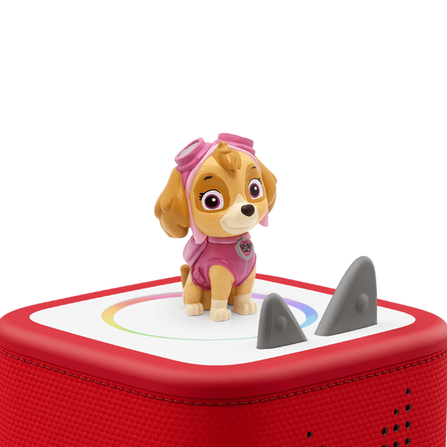 Tonies Personnage Audio - Pat' Patrouille Skye Assise sur une Toniebox Rouge Haut-Parleur Audio Éducatif avec une Toupie Blanche Mettant en Vedette une Commande Tactile Circulaire Multicolore et Deux Boutons Gris, Skye Est une Petite Figurine de Chien Portant des Lunettes Aviateur Roses et une Tenue Rose Assortie, Convient à l'Apprentissage Sans Écran et au Divertissement portable pour les Enfants de 3 Ans et Plus.