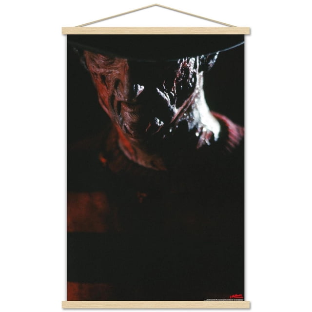 Un Cauchemar sur Elm Street - Affiche Murale Portrait de Freddy avec Cadre Magnétique, 22,375 Pouces x 34 Pouces Montrant un Gros Plan Centré du Visage Brûlé et Cicatrisé de Freddy Krueger sous une fedora Sombre, Imprimée sur Papier Haute Résolution Lustré aux Couleurs Vibrantes, Encadrée dans un Cadre Magnétique en Bois Clair Idéale pour la Décoration Murale de la Maison Ou du Bureau et la Décoration de Fête à Thème.