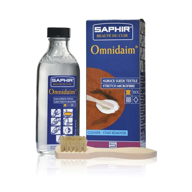 Saphir Ensemble de Nettoyants pour Suède Omnidaim, Comprenant une Bouteille de Nettoyant, une Brosse à Manche en Bois avec des Poils Souples et l'Emballage du Produit. Conçu pour Nettoyer le Suède, le nubuck, les textiles et les Matériaux Délicats, Il Agit comme Détachant et solution d'Entretien du Cuir, Rafraîchit la Couleur du Matériau et Enlève la Saleté.
