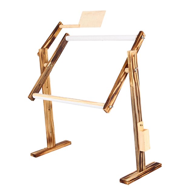 Support de Broderie Rotatif en Bois Massif de Style Chinois pour Table à Aiguille, Conçu pour les Points d'Aiguille et les Ensembles de Broderie. Ce Cadre de Bureau Traditionnel en Bois pour la Broderie Offre une rotation Réglable pour une Utilisation Facile. le Cadre Mesure 29x40 cm (11,42 X 15,75 Pouces) avec une Hauteur Totale de 47 cm (18,50 Pouces). Fait de Bois Poli à la Main, Il Est Léger et Nécessite un Assemblage avec les Vis Incluses.