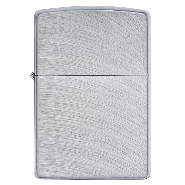 Zippo Chrome Arch (24647) Briquet Coupe-Vent avec Fini Chrome Brossé Présentant un Motif Courbé Balayant à l'Avant et à l'Arrière, Fini Rabattable sur les Côtés pour Contraste, Conception Rechargeable Tout Métal Convenant au camping et aux Activités de Plein Air, Montré Fermé par l'Avant.