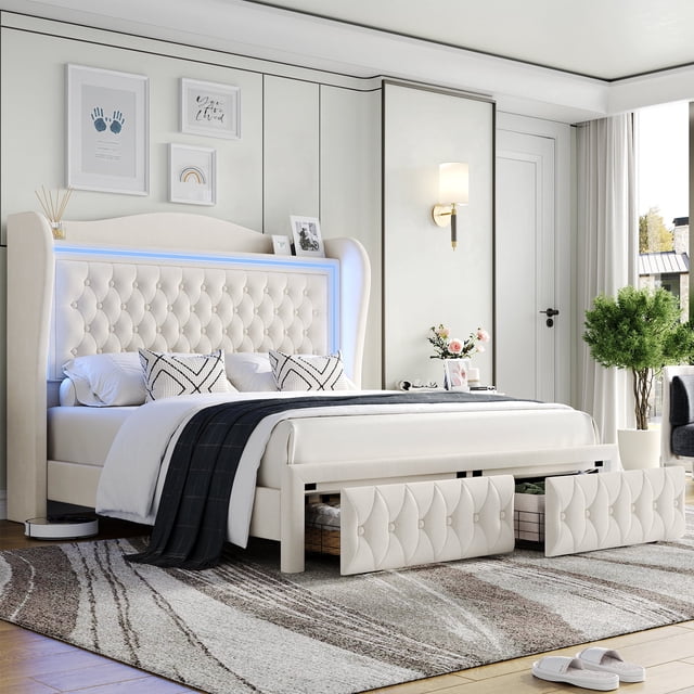 Homfa Lit Plateforme Grand Format avec Tiroirs de Rangement, Doté d'Une Tête de Lit Ailée Rembourrée en Velours beige de 54 Pouces de Hauteur avec Capitonnage à Boutons et Éclairage DEL RVB Intégré. La Conception Silencieuse Comprend Deux Grands Tiroirs de Rangement en Acier avec Façades Capitonnées, Parfait pour Organiser les Essentiels de la Chambre. Positionné dans un Cadre de Chambre Moderne avec accents Décoratifs et Lumière Naturelle.