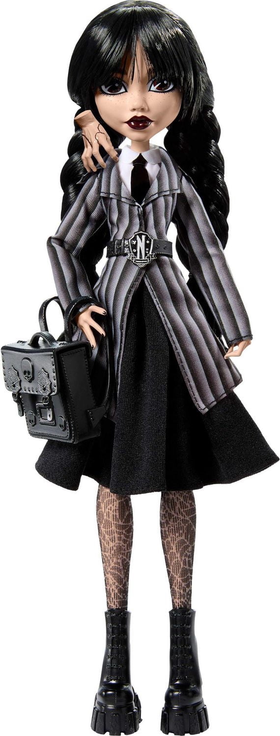 Monster High Mercredi Addams en Uniforme Poupée à collectionner dans l’uniforme de l’Académie Nevermore avec La Chose et un sac à dos, socle pour poupée