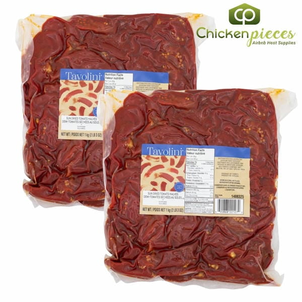 Tavolini Tomates Séchées au Soleil, Moitiés 1 Kg/2,20 Lb, Emballées dans des Sacs en Plastique Transparent Scellés sous Vide avec des Moitiés de Tomates Séchées au Soleil Rouges Riches Visibles. l'Étiquette Comprend des Informations Nutritionnelles et la Marque. Deux Paquets Sont Présentés sur un Fond Blanc.