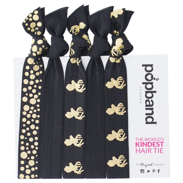 Attache-cheveux - Cerf par Popband pour Femmes, un Ensemble de 5 Accessoires pour Cheveux Doux et Extensibles en Noir avec Motifs de Cerf Doré et de Pois. Ces Attaches-Cheveux Innovantes Réduisent les Nœuds et les Emmêlements, Sont Douces pour les Cheveux et Peuvent Servir de bracelets Stylés Lorsqu'elles Ne Sont Pas Utilisées.