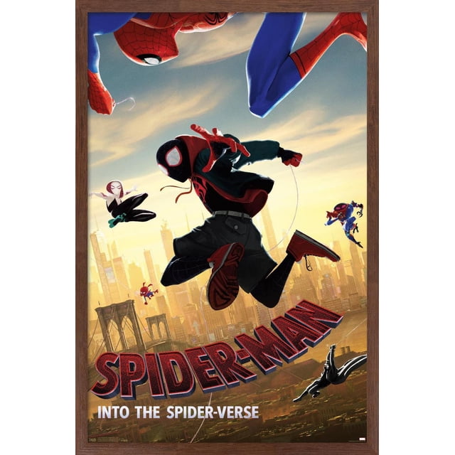 Marvel MCU - Spider-Man - Into The Spider-Verse - Affiche Murale « Dive », 22,375 Po x 34 Po Encadrée en Bois Foncé, Représentant Plusieurs Personnages Spider-Man en poses Dynamiques en Vol au-Dessus d'Une skyline Urbaine au Coucher du Soleil. l'Affiche Présente un Texte Audacieux « Spider-Man » Rouge et Noir et un sous-Titre « Into The Spider-Verse » Blanc, Parfait pour l'Art Mural et la Déco