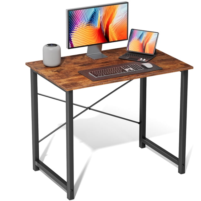 edx Petit Bureau d'Ordinateur et d'Écriture de 31 Pouces en Brun Rustique avec Cadre Métallique Robuste et Dessus en Panneau de Particules. le Bureau Présente une Conception Compacte Convenant aux Bureaux à Domicile, aux Chambres Ou aux Salons. Il Est Montré avec un Moniteur, un Portable, un Clavier et un Haut-Parleur Placés en surface, Mettant en Valeur Sa Fonctionnalité pour le Travail Ou le Jeu. le Bureau Comprend un support à Barre Croisée pour une Stabilité Accrue et Est Facile à Assembler.