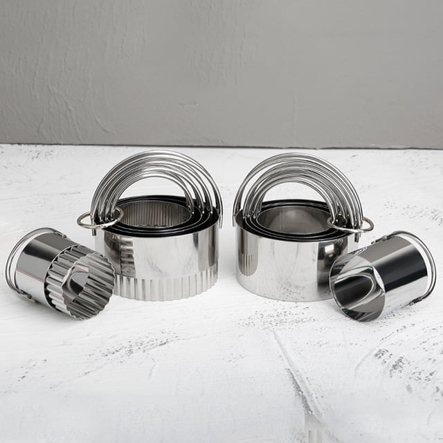 5 Pcs/Set Biscuit Cutter Non Stick Anti-rust Stainless Steel Round Cookie Cutter Set for Kitchen. The set features five round cutters of different sizes, each with an ergonomic handle for ease of use. Constructed from anti-rust stainless steel, these cutters are durable, safe, and easy to clean. The polished cutters are arranged on a white surface, highlighting their nested design for convenient storage.