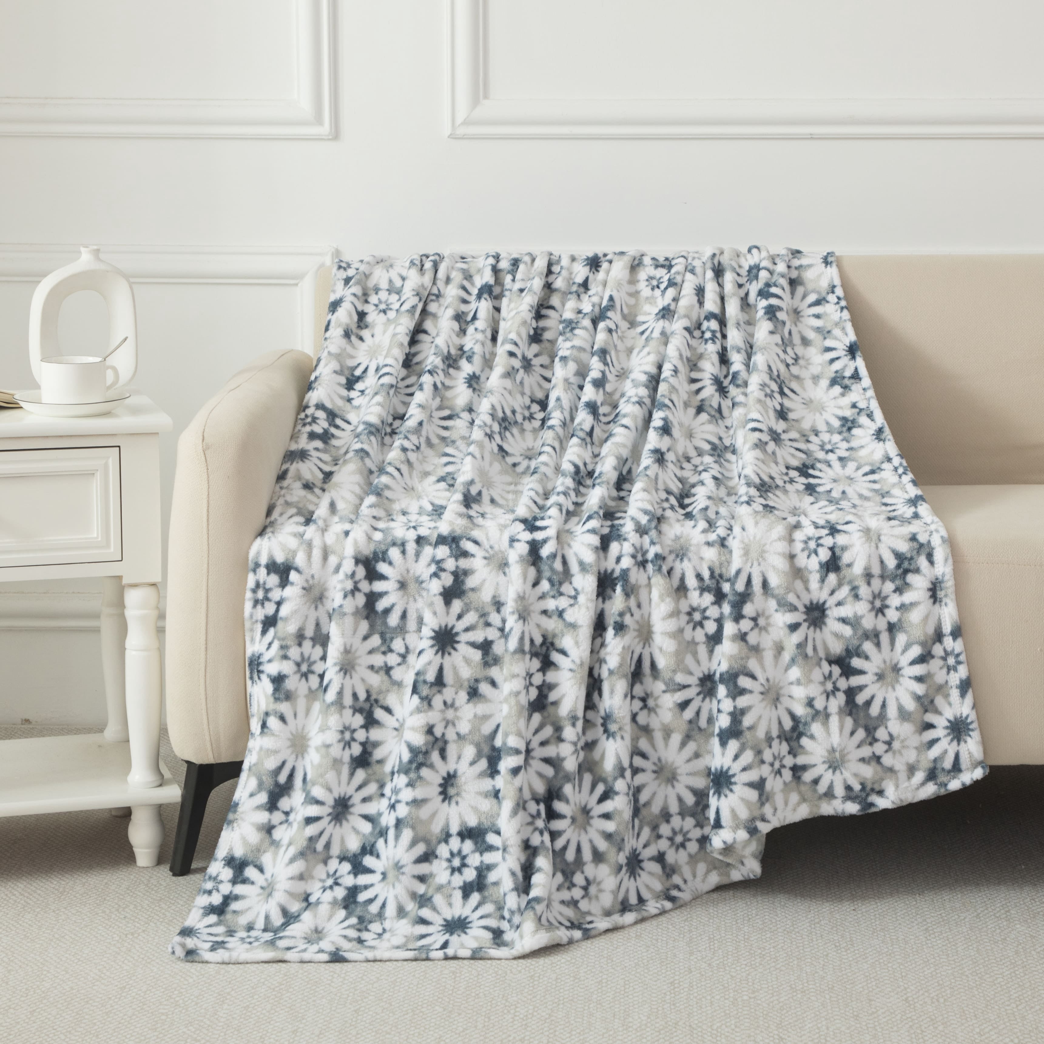 Mainstays Plush Throw Blanket Daisy