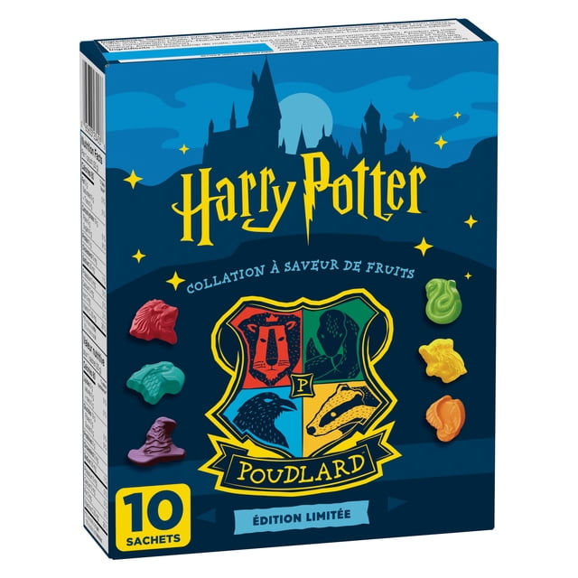 Betty Crocker Fruit Snacks Harry Potter 10ct box with dark blue background featuring Hogwarts castle silhouette, yellow Harry Potter logo, and colorful fruit snack shapes representing Hogwarts house mascots: lion, snake, badger, and raven. The box contains 10 snack packs and limited edition text in French, ideal for convenient fruit-flavored snacking.