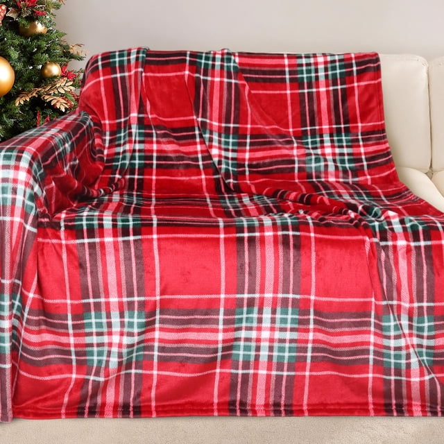Gogreen Couverture Douillette Couverture Imprimée Couverture de Noël à Carreaux Vichy Rouges - Couverture en Molleton 300 G/m2 Format Lit Simple pour la Décoration de la Maison, Couverture Ultra Douce en Microfibre Couverture Lit Simple (Lit Simple - 60 Pouces x 80 Pouces). la Couverture Présente un Motif de Carreaux Vichy Rouge Vif avec des accents Verts et Blancs, Drapée sur un sofa beige. Fabriquée en Micropolaire de Qualité Supérieure, Elle Est Anti-Boulochage, Sans Perte de Poils et Hypoallergénique, Offrant un Confort Toute l'Année. Convient aux Lits, aux Canapés
