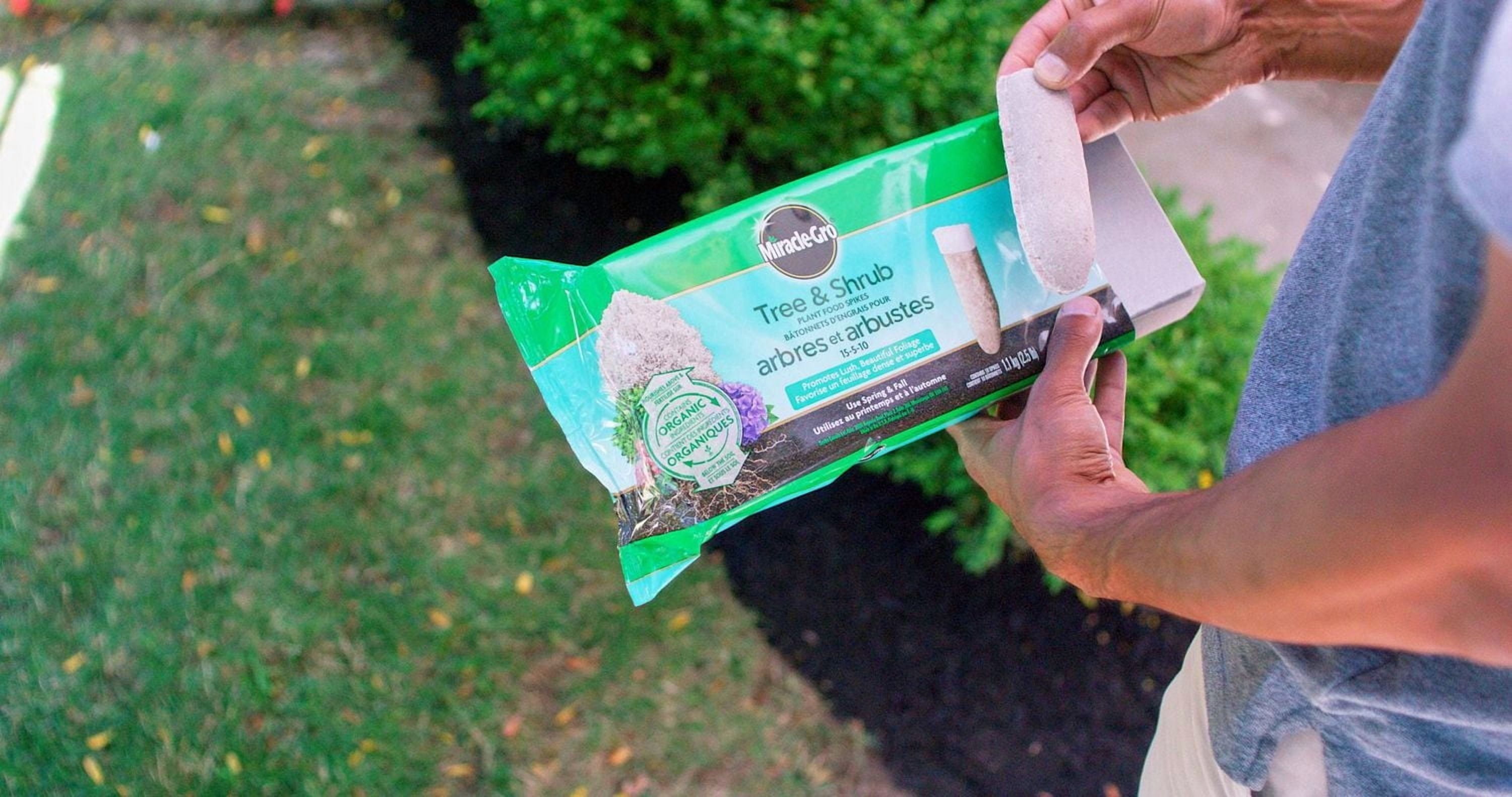 Bâtonnets d'engrais pour arbres et arbustes Miracle-Gro® 15-5-10