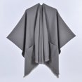 thumbnail image 3 of Châle Chaud pour Femmes - Poncho Réversible Ouvert pour l'Hiver, 3 of 5