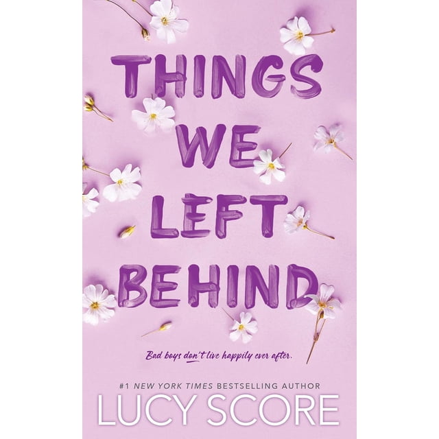 Choses Que Nous Avons Laissées derrière par Lucy Score, un Roman Broché en Anglais avec une Couverture Lavande Mettant en Vedette un Texte Violet Audacieux et des Fleurs Blanches Dispersées. Écrit par l'Auteur #1 New York Times le Plus Vendu, Cet Ensemble d'Histoire Romantique à Knockemout, en Virginie, Plonge dans les Thèmes de l'Amour, de la Famille et de la Rédemption. Bien Que Classé dans la Catégorie « Livres d'Instructions Musicales et CD », Ce Livre