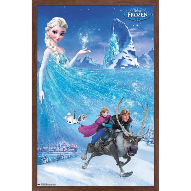 La Reine des Neiges de Disney - Affiche Murale Aventure en une Feuille, 22,375 Po x 34 Po Montrant Elsa dans une Robe de Glace Bleue Créant des Flocons de Neige, Olaf Glissant Joyeusement, Anna et Kristoff Chevauchant Sven le Renne à Travers un Paysage Enneigé avec un Château de Glace Illuminé et un village en Arrière-Plan, Encadrée en Bois.