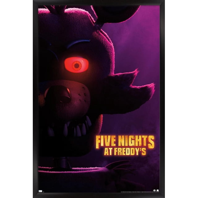 Five Nights at Freddy's Movie - Affiche Murale Foxy One Sheet, 22,375 Po x 34 Po, Représentant un Gros Plan de Foxy Animatronique avec des Yeux Rouges Lumineux et des Dents Tranchantes sur un Fond Violet Foncé, avec un Texte de Titre de Film Jaune-Orange Audacieux, Idéal pour la Déco Murale de Chambre Ou de Fête.