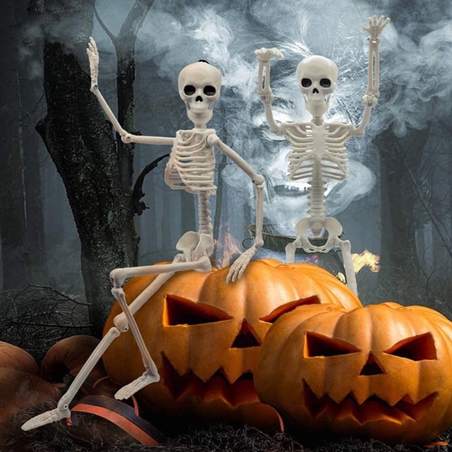 Halloween Squelette Corps Entier Articulations Articulées Réalistes Décorations de Squelette Humain pour Fête Maison Hantée Jouet Festif « Trick-or-Treat ». Deux Squelettes aux Articulations Mobiles Sont Posés au Sommet de Jack-o'-Lanternes Sculptées dans un Décor de Forêt Brumeux et Inquiétant, Idéal pour des accents Décoratifs et des Ornements d'Halloween.
