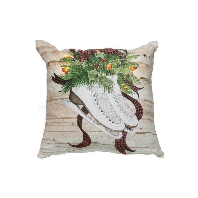Coussin en Velours à DEL (Paire de Patins) (18 X 18) - Ensemble de 2 avec un Fond beige à Texture de Bois, Présentant des Patins à Glace Blancs Attachés avec un Ruban à Carreaux Rouge et Noir, Décorés de branches de Pin Vertes, de Feuilles de Houx, de Baies Rouges et de Petites Lumières à DEL, Convient aux accents de Déco Saisonnière pour la Maison.