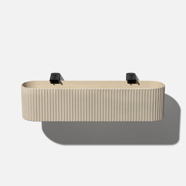 Veradek Demi Series Jardinière en Plastique-Pierre de 36 Pouces pour Rambarde, Couleur Sable, avec un design Cannelé Inspiré des Colonnes Romaines. Fabriquée à Partir d'Un composite Plastique-Pierre durable, Résiste aux Fissures, à la Décoloration et aux Dommages UV, et Supporte des Températures de -20 à +120 Degrés. Comprend des Supports Ajustables pour des Rampes de 1,5 à 5,5 Pouces de Large et des Trous de drainage pour Prévenir le Surarrosage. Conçue pour une Utilisation Extérieure sur Balcons, Clôtures