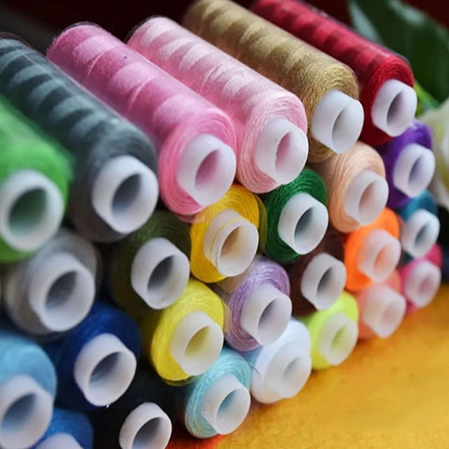 Fils à Coudre 30 Pcs Couleurs Polyvalents Polyester 250 yd-s kit de Fil pour Couture à la Main et à la Machine. l'Image Affiche 30 Bobines de Fil en Polyester dans une Variété de Couleurs Vives, Arrangées en Rangées. Chaque Bobine Offre 250 yards de Fil Solide et Résistant à l'Usure Idéal pour la Couture à la Main et à la Machine, le Courtepointe, la Broderie et Autres Projets d'Artisanat.