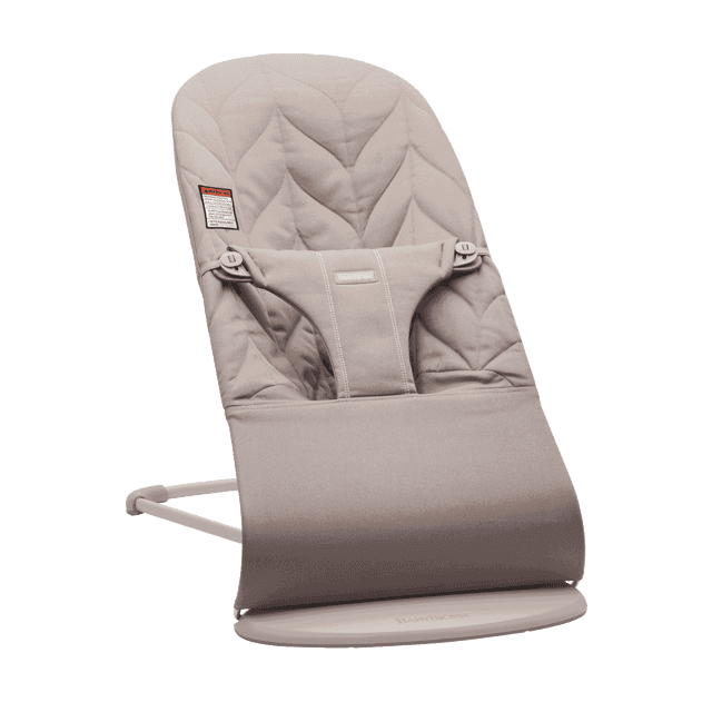 BabyBjorn Bouncer Bliss en Tissu Matelassé Tissé à Pétales, Couleur Gris Sable. Doté d'Une base Gris Pâle et d'Un Siège Ergonomique pour un Soutien Approprié du Dos, du Cou et de la Tête de Bébé. le Transat a Trois positions Réglables, Se Plie à Plat pour la Portabilité, et Offre un Mouvement de Rebond Naturel Sans Piles Ni Bruit. le Tissu Est Amovible et Lavable à la machine pour un Nettoyage Facile.