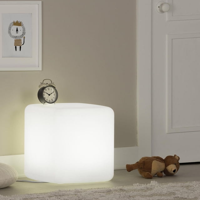 South Shore Sweedi table de Nuit Éclairée pour Enfant en Blanc, une table de Nuit Cubique Lumineuse en Résine de Polyéthylène Émettant une Lumière Blanche Douce, Présentée sur un Plancher avec un Réveil Noir sur le Dessus et un Ourson Brun à Proximité, Idéale pour les Chambres d'Enfants comme Veilleuse et table d'Appoint au style Scandinave.