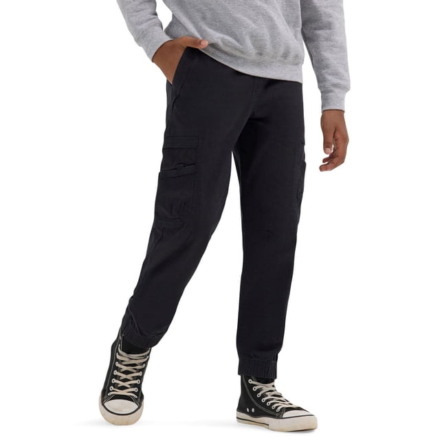 Wrangler Pantalon pour Garçon Gamer Cargo Noir à Coupe jogger Décontractée, Poignets Élastiques, Taille Ajustable avec Cordon de Serrage, et Grande Poche Cargo Conçue pour Tenir des Jeux Ou un Téléphone, Fabriqué en Mélange Coton-Spandex, Montré Porté avec des Espadrilles Montantes Noires et un Chandail Gris.