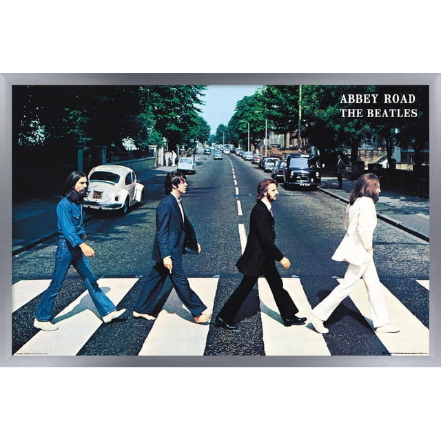 The Beatles - Affiche Murale Abbey Road, 22,375 Po x 34 Po Montrant Quatre Hommes Marchant à Travers un Passage pour Zèbre sur une Rue Bordée d'Arbres avec des Voitures Stationnées, Dont une Volkswagen Beetle Blanche, avec « Abbey Road The Beatles » Texte dans le Coin Supérieur Droit. Cette Affiche Murale Brillante Est Idéale pour la Déco de la Maison Ou du Bureau.