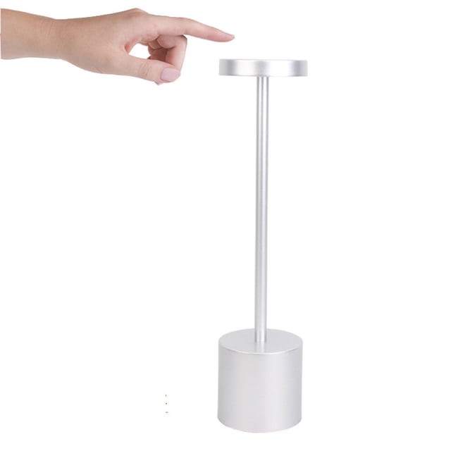 EastVita Lampe de Table Sans Fil USB Rechargeable à DEL Portable Alimentée par Batterie à Trois Couleurs à Gradation Continue Petite Lampe de Table. la Lampe Présente un design Épuré en Aluminium Anodisé avec une base Cylindrique et une Tige Mince Supportant une Tête Lumineuse Circulaire. Elle Offre un Éclairage à 360 Degrés et un Contrôle Tactile pour une Gradation Continue. Batterie Rechargeable Intégrée de 3200 mAh Offre 8 à 15 Heures d'Utilisation après une charge de 4 à 6 Heures. Comprend un Câble de Chargement USB et Convient à une Utilisation Intérieure et Extérieure.