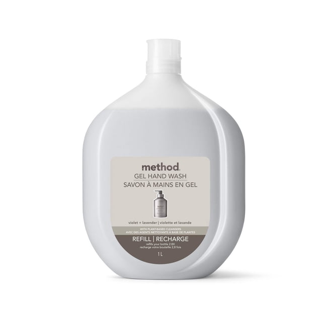 Method Recharge de Gel pour les Mains Lavande Violette 1 L dans une Bouteille en Plastique Blanche Translucide Arrondie avec Bouchon à Rabat, Présentant une Étiquette beige et Brune Décrivant Sa Biodégradabilité, Formule à Base de Plantes Qui Recharges une Bouteille de Gel pour les Mains 2,8 Fois avec un Parfum floral Frais de Violette et Lavande.